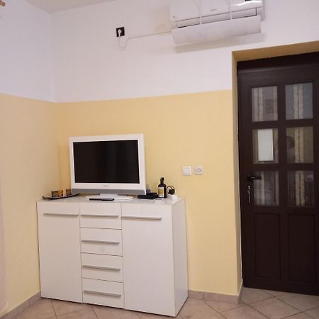 Apartmani Bozic-Omisalj ภายนอก รูปภาพ