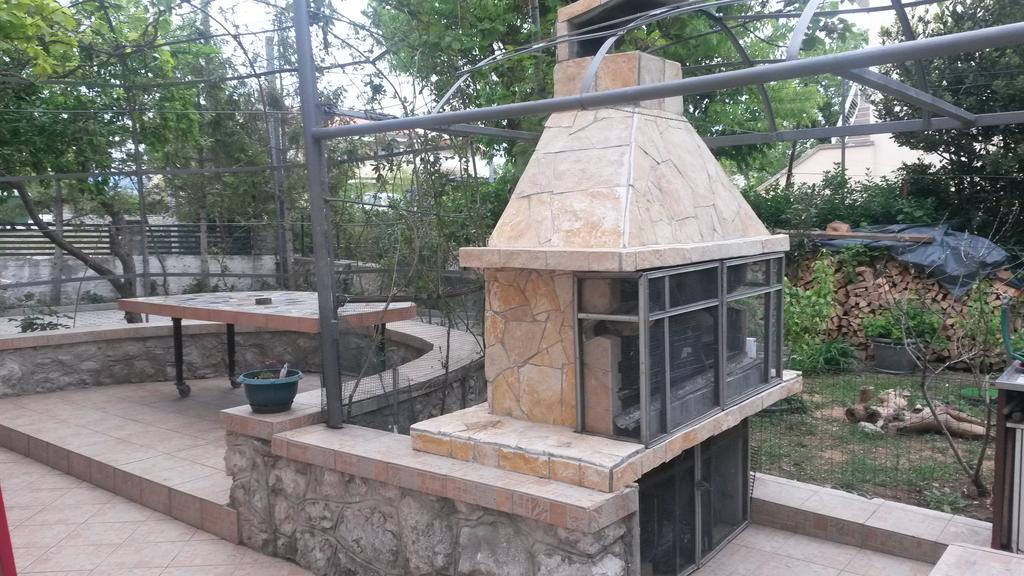 Apartmani Bozic-Omisalj ภายนอก รูปภาพ
