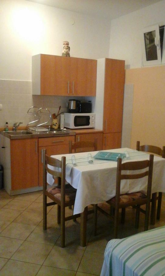 Apartmani Bozic-Omisalj ภายนอก รูปภาพ