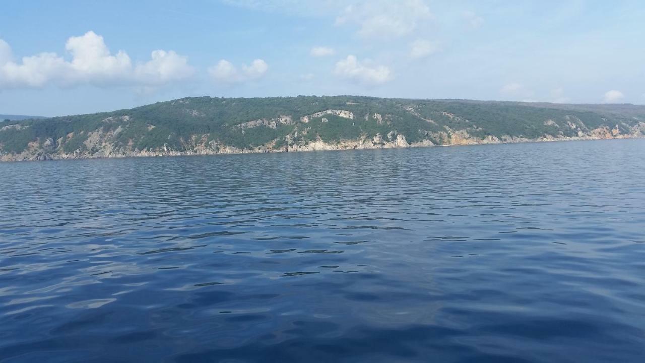 Apartmani Bozic-Omisalj ภายนอก รูปภาพ