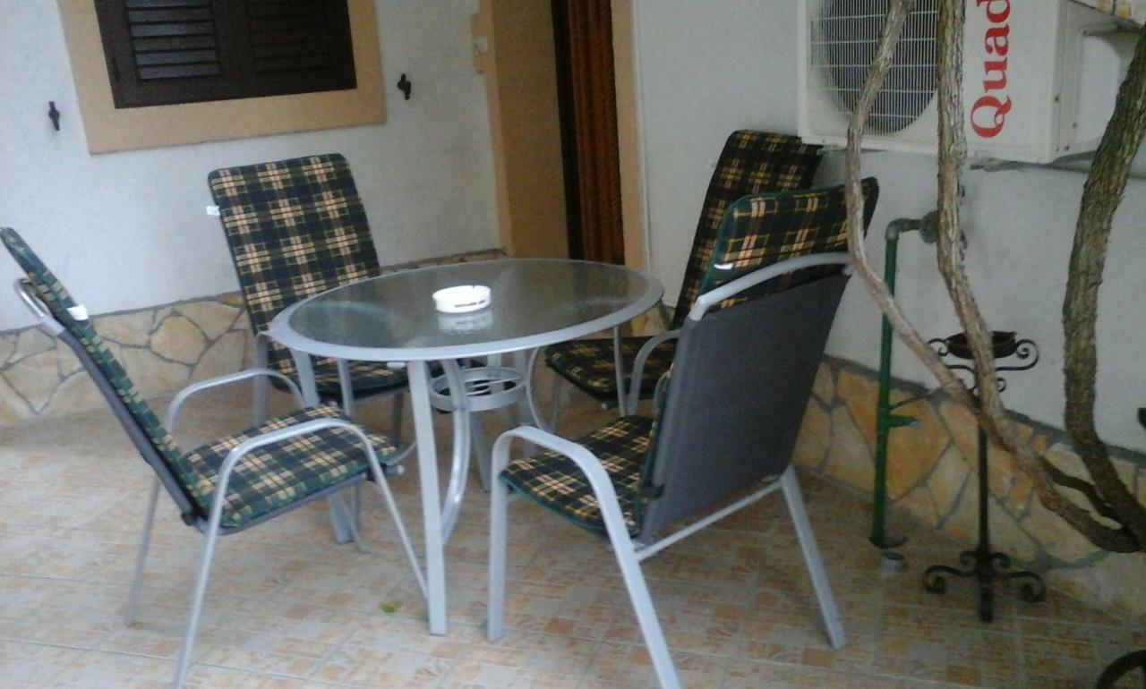 Apartmani Bozic-Omisalj ภายนอก รูปภาพ